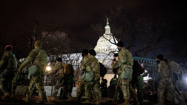 La Guardia Nacional hace guardia fuera del Capitolio durante la 59ª ceremonia inaugural del presidente electo Joe Biden