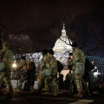 La Guardia Nacional hace guardia fuera del Capitolio durante la 59ª ceremonia inaugural del presidente electo Joe Biden