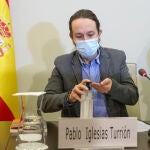 El vicepresidente del Gobierno y ministro de Derechos Sociales y Agenda 2030, Pablo Iglesias, se desinfecta las manos durante el acto de clausura de la presentación del informe del Consejo Económico y Social de España (CES)