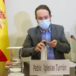 El vicepresidente del Gobierno y ministro de Derechos Sociales y Agenda 2030, Pablo Iglesias, se desinfecta las manos durante el acto de clausura de la presentación del informe del Consejo Económico y Social de España (CES)