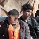 Jóvenes inmigrantes rescatados en aguas cercanas a la isla de Gran Canaria