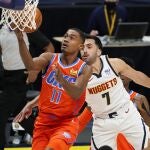 Facundo Campazzo trata de quitarle el balón a Theo Maledon