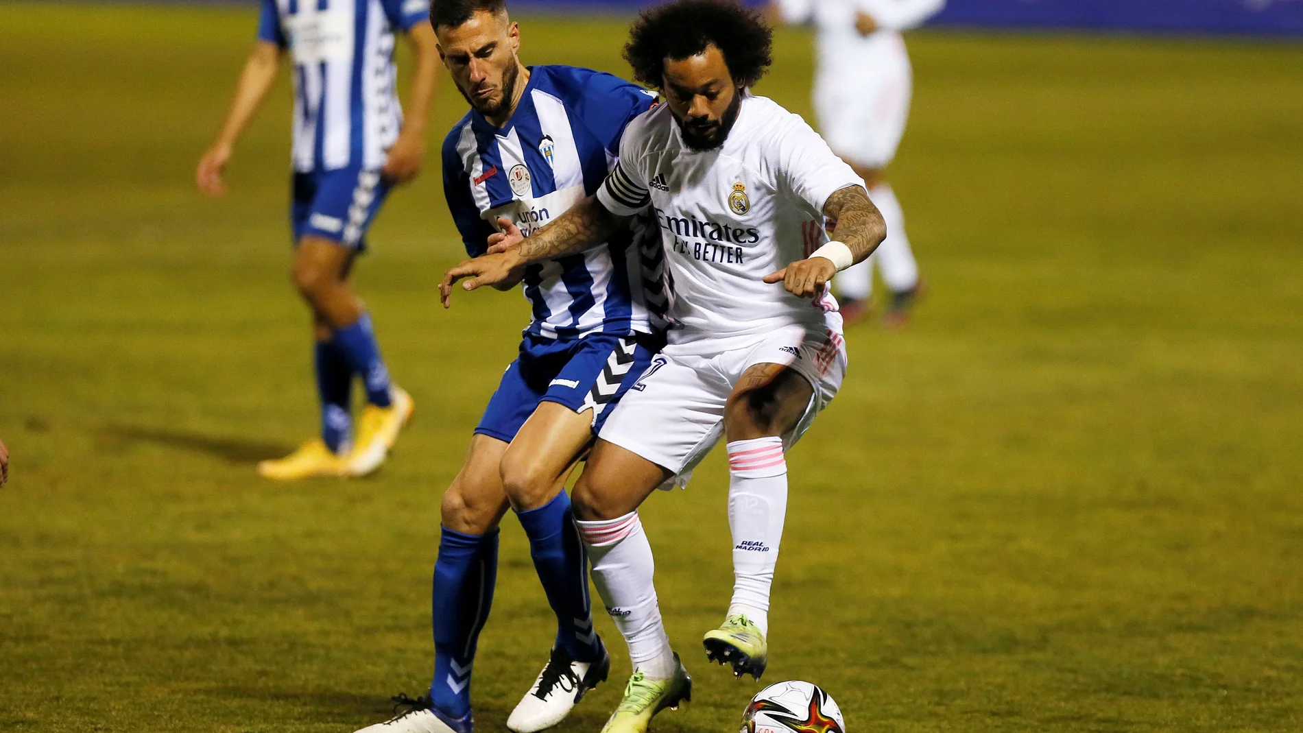 El defensa brasileño del Real Madrid Marcelo (d) disputa un balón con Jony Ñiguez (i), centrocampista del Alcoyano