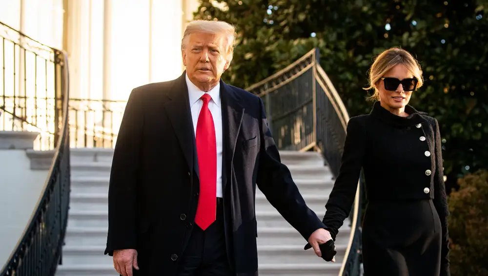 Donald y Melania Trump abandonan la Casa Blanca.