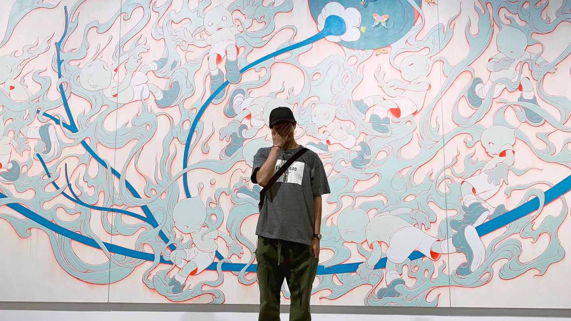 RM, del grupo coreano de pop BTS, posando en un museo en una imagen compartida en sus redes sociales