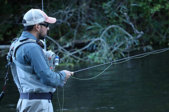 Un pescador en un río de Palencia