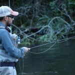 Un pescador en un río de Palencia