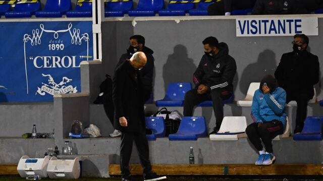 Zidane, en el banquillo del Alcoyano-Real Madrid