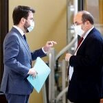 El presidente en funciones, Pere Aragonés, habla con el líder del PSC, Miquel Iceta, en los pasillos del Parlament