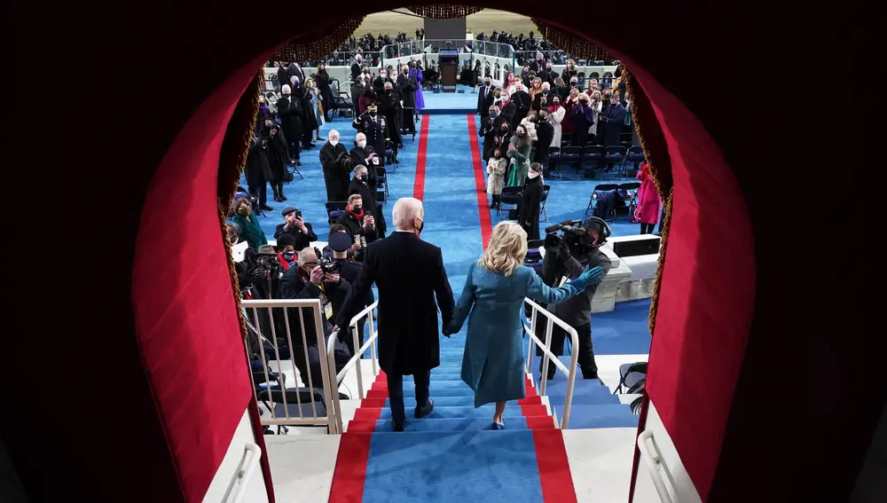 EL nuevo presidente de EE UU y su mujer, Jill, a su llegada al Capitolio