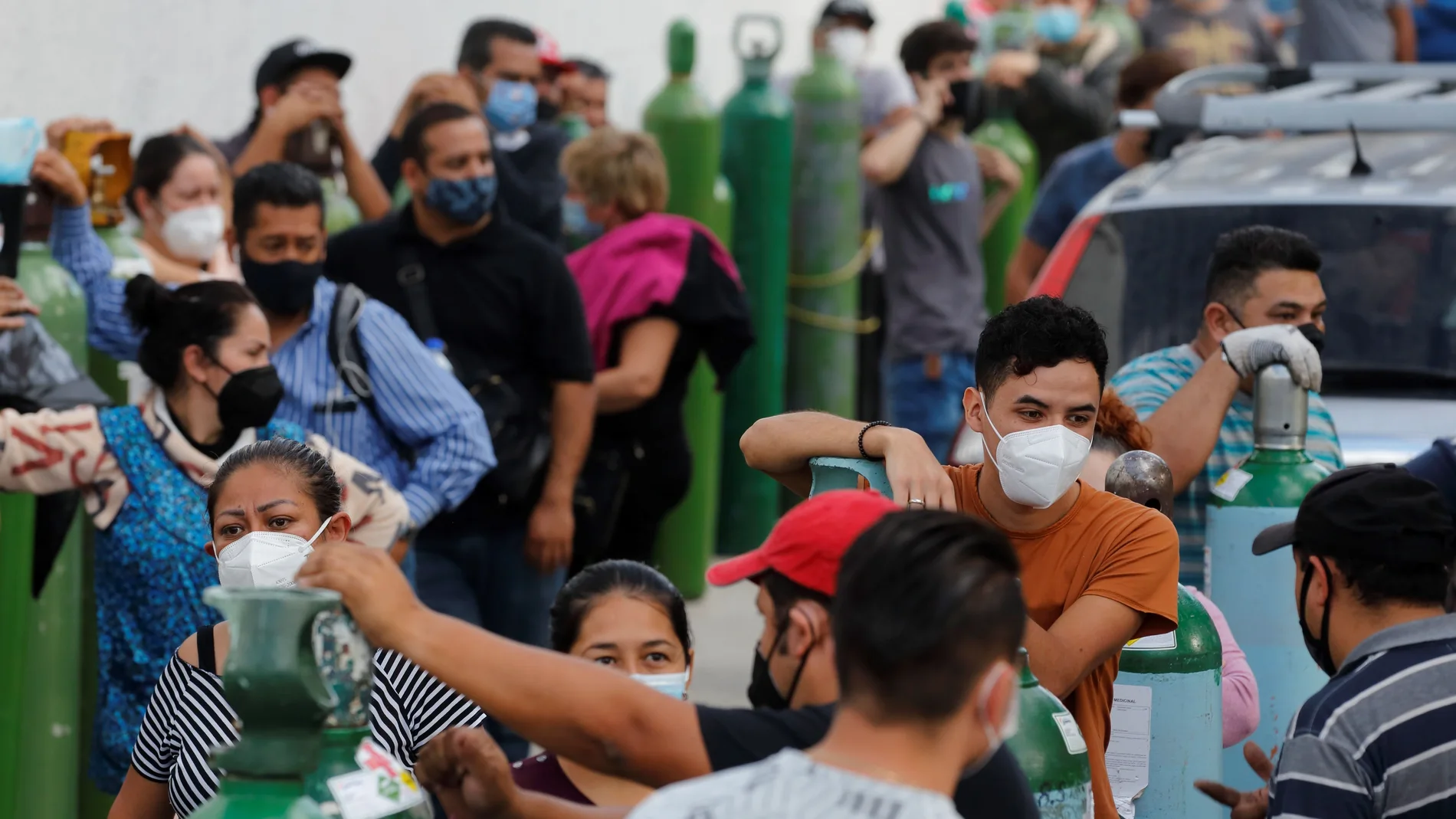 MEX3565. GUADALAJARA (MÉXICO), 19/01/2021.- Decenas de personas esperan turno para cargar oxígeno hoy, en Guadalajara, estado de Jalisco (México). México reportó 1.584 nuevas muertes por el coronavirus en las últimas 24 horas, el máxima durante la pandemia, con lo que la cifra de víctimas mortales llegó a 142.832, informaron este martes autoridades de la Secretaría de Salud. EFE/ Francisco Guasco