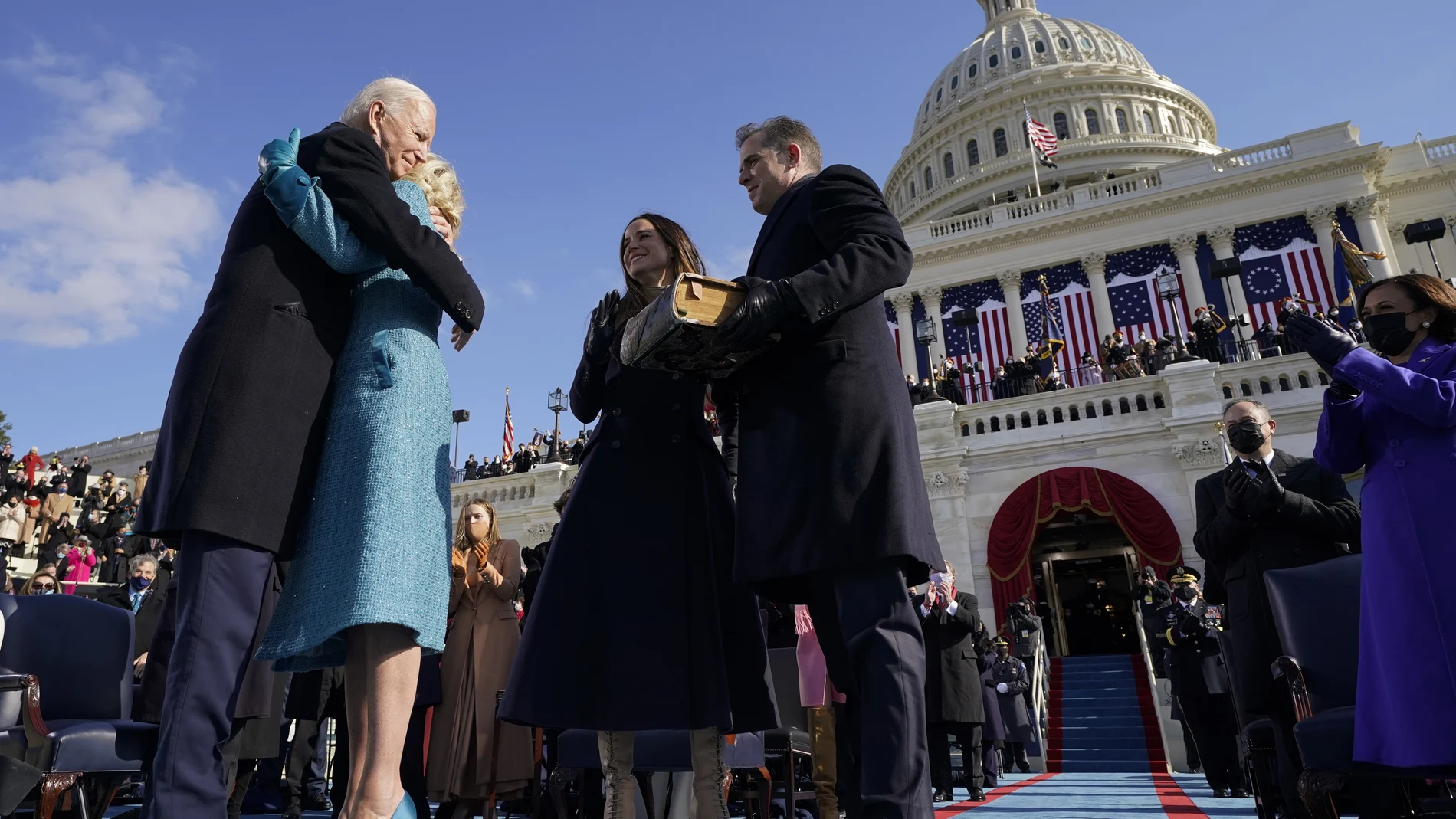 Joe Biden abraza a su esposa Jill en presencia de sus dos hijos