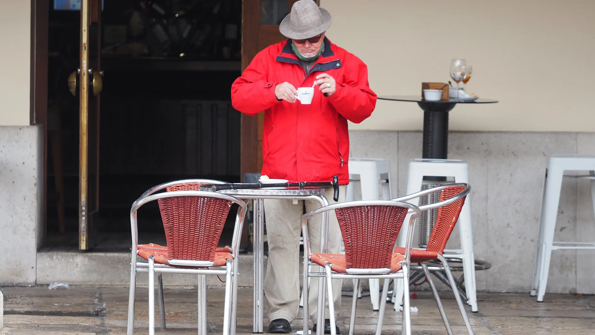 Un hombre toma un café en un bar de Tordesillas, Valladolid (España), a 20 de enero de 2021