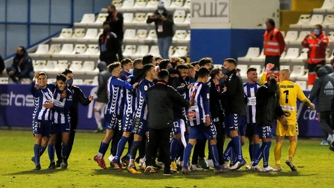 Los jugadores del Alcoyano celebran su pase a los octavos de la Copa del Rey tras derrotar por 2-1 al Real Madrid
