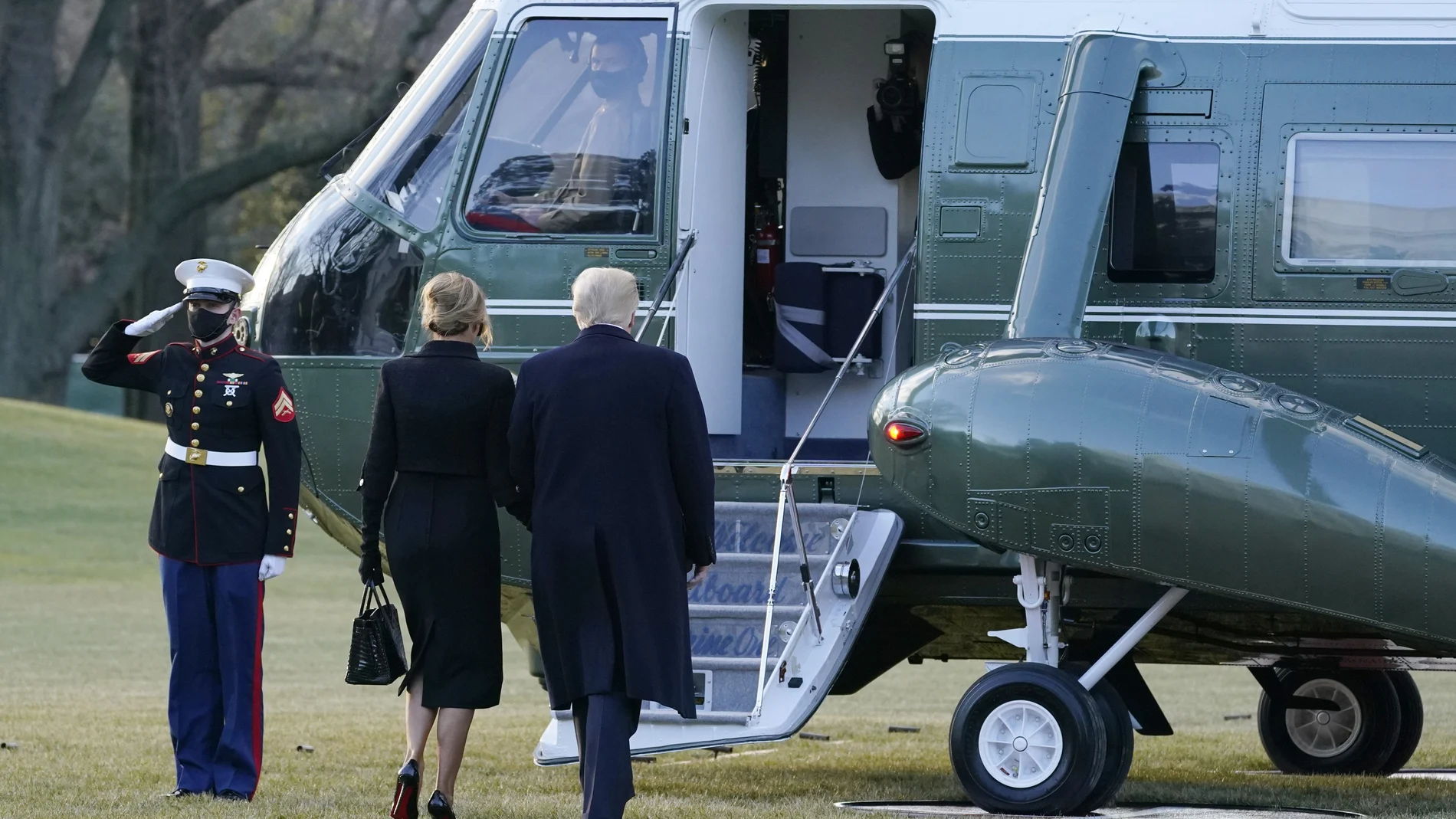 Donald Trump y su esposa abandonan la Casa Blanca