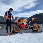 Pol Espargaró posa con su nueva montura: la Honda del Repsol Team