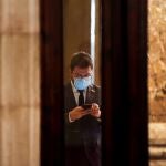 GRAFCAT7215. BARCELONA (ESPAÑA), 20/01/2021.- El vicepresidente del Govern con funciones de Presidente, Pere Aragonés, consulta su móvil en los pasillos del Parlament antes de que arranque la reunión de la diputación permanente con el debate sobre las solicitudes de comparecencia del conseller de Empresa y Conocimiento, Ramon Tremosa, y del conseller de Educación, Josep Bargalló. EFE/ Quique García