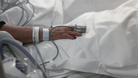 Manos de un paciente ingresado por Covid-19