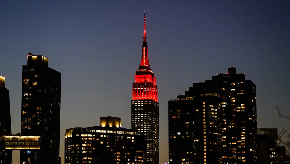 El Empire State Building, iluminado en homenaje a las víctimas de covid