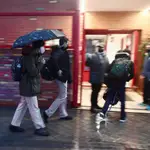 Varios alumnos entran al colegio Arcangel Rafael el día de la reapertura de los centros educativos tras la gran nevada registrada por el paso de ‘Filomena’, en Aluche, Madrid, (España