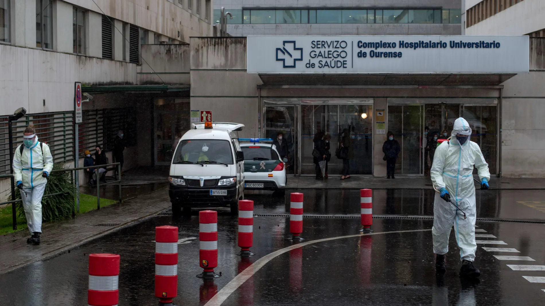 Empleados municipales desinfectan el acceso al Complejo Hospitalario Universitario de Ourense