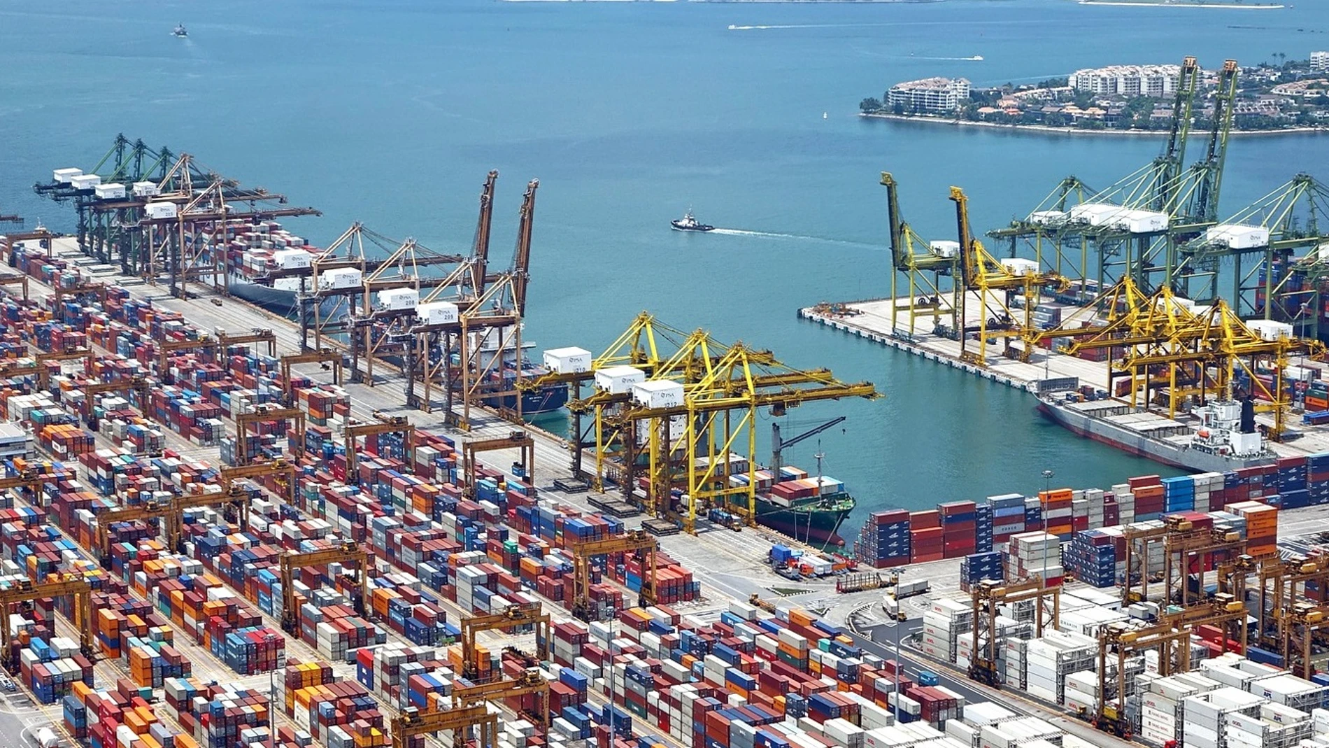 Imagen de archivo de un puerto con contenedores de mercancías