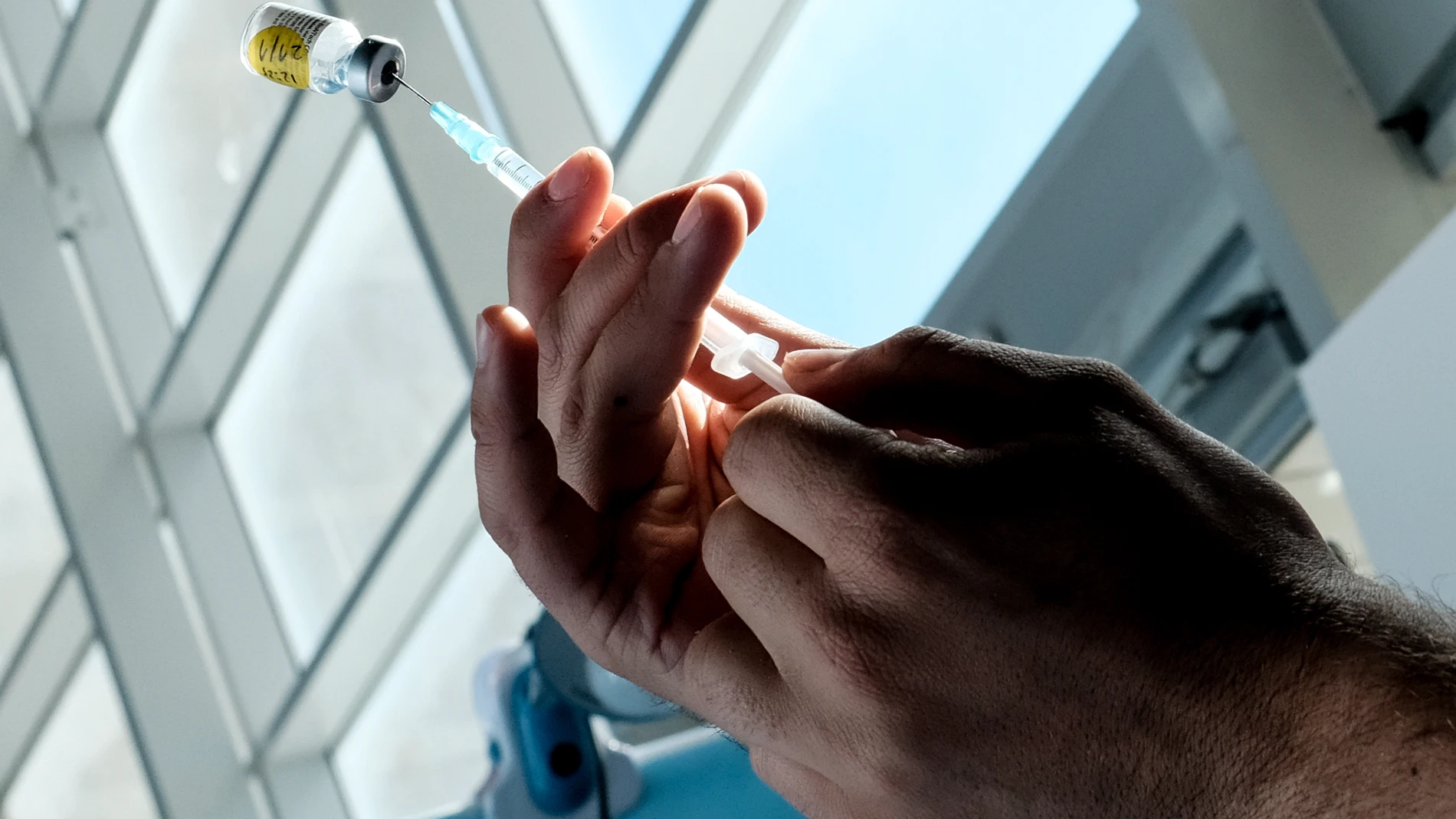 Una enfermera prepara una dosis de la vacuna en Jesusalén