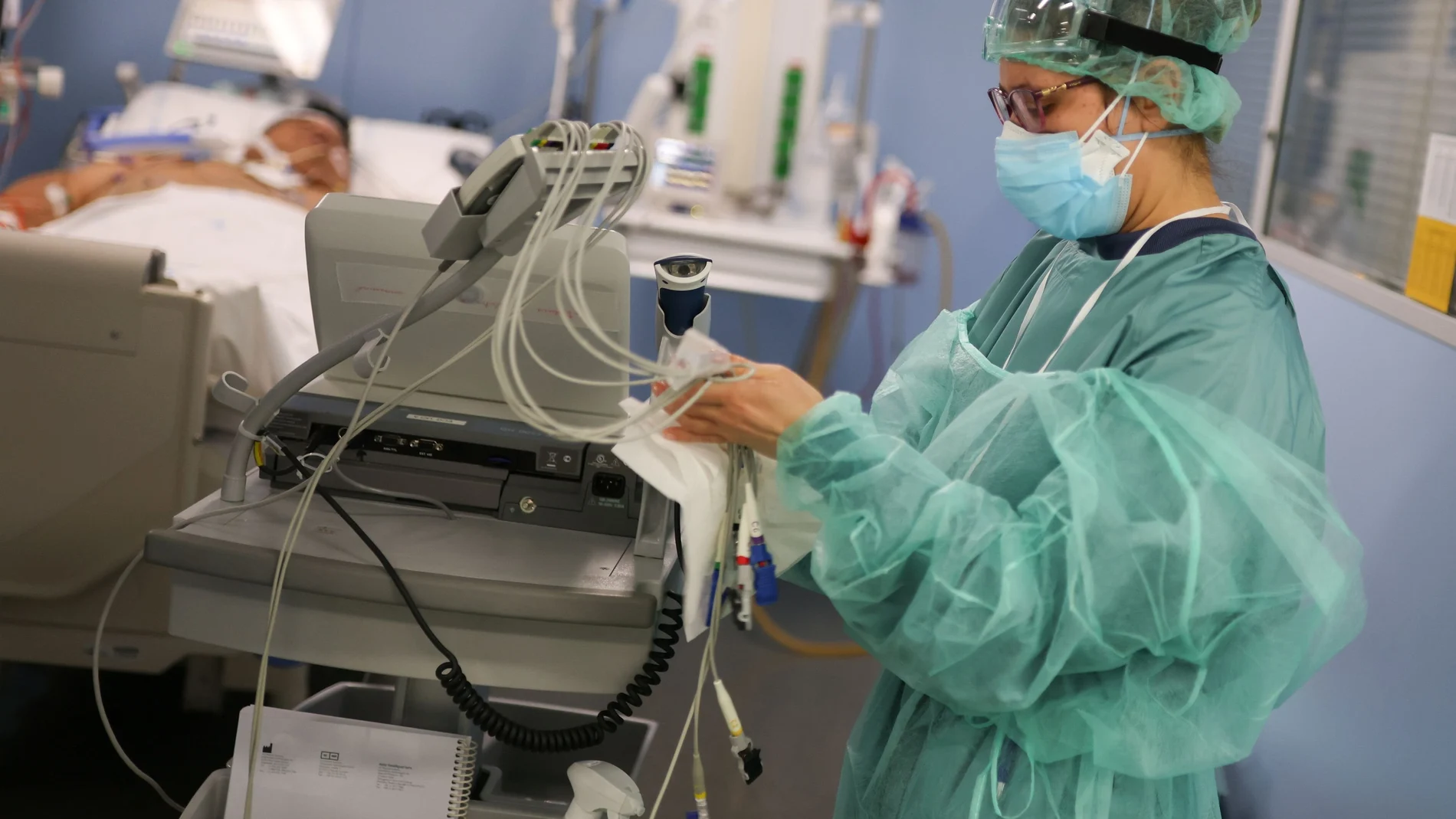Una trabajadora del Hospital de Sant Pau atiende a un paciente grave de Covid-19. REUTERS/Nacho Doce