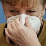 Angela Merkel usa una mascarilla profesional después de una rueda de prensa sobre la situación actual de la pandemia en Berlín