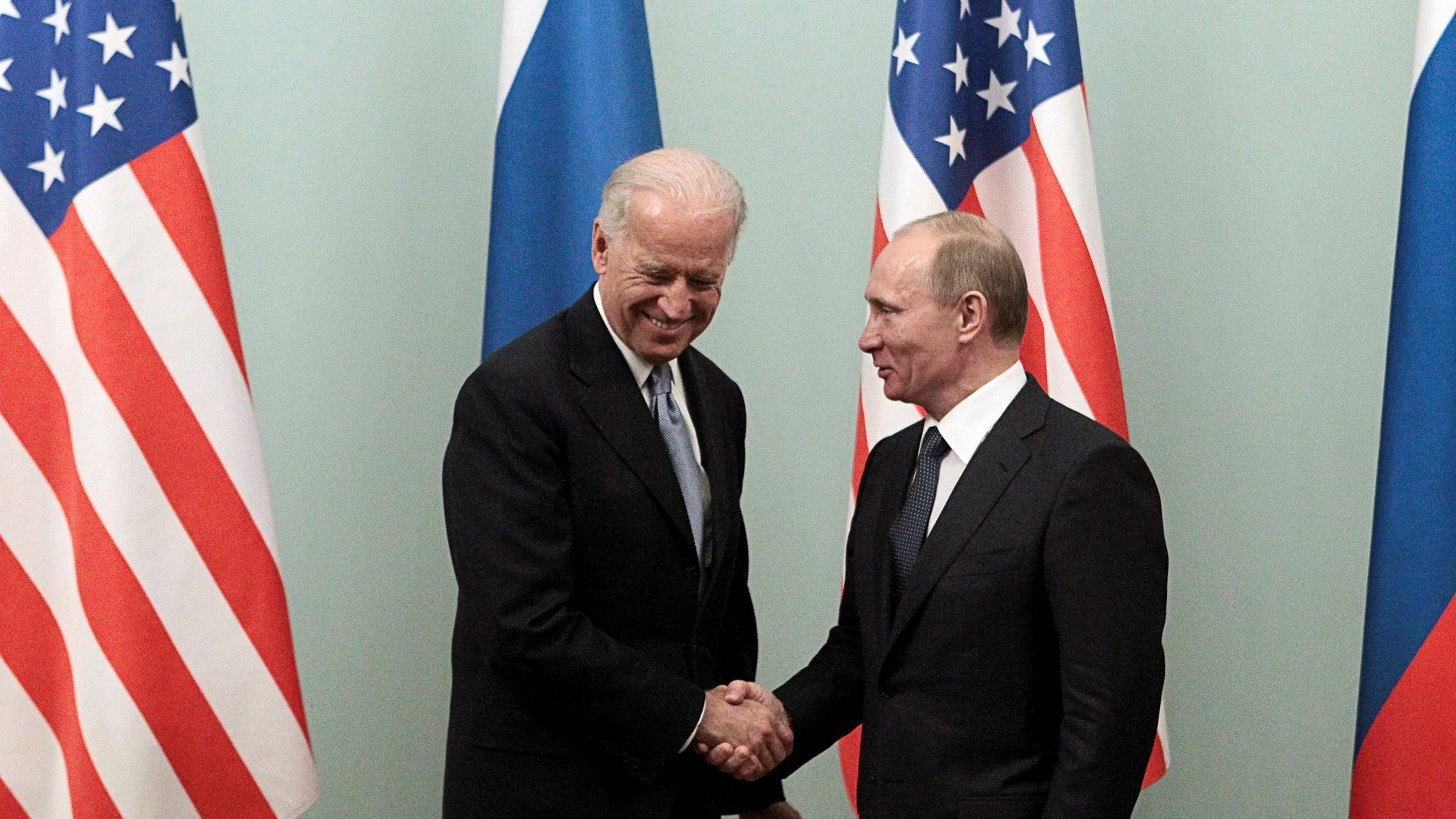 El primer ministro ruso Vladimir Putin y el presidente de Estados Unidos, Joe Biden, en una imagen de archivo en Moscú