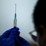 Un trabajador sanitario prepara la segunda dosis de la vacuna contra el Covid-19 de Pfizer-BioNTech para administrar