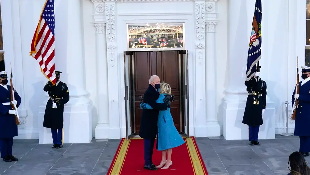 El abrazo de Joe Biden y su mujer en la puerta de la Casa Blanca