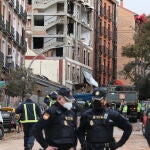 Varios agentes vigilan la zona donde ayer se produjo una explosión en la calle Toledo, en Madrid