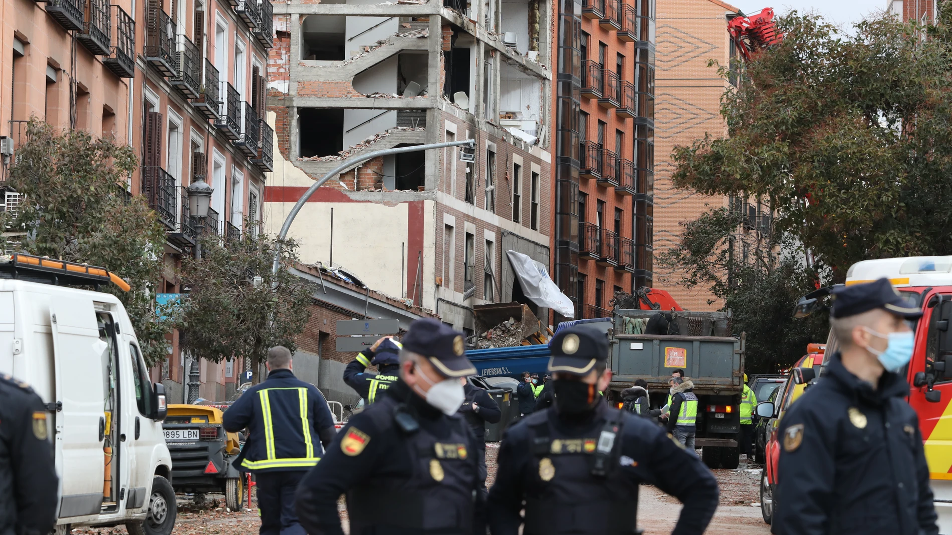 Varios agentes vigilan la zona donde ayer se produjo una explosión en la calle Toledo, en Madrid