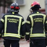Dos bomberos trabajando tras una explosión en la calle Toledo (Madrid)