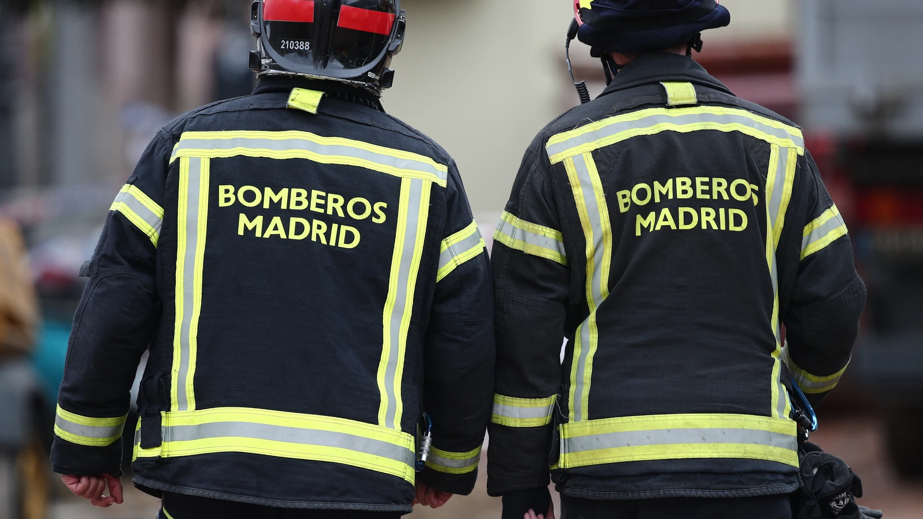Dos bomberos trabajando tras una explosión en la calle Toledo (Madrid)