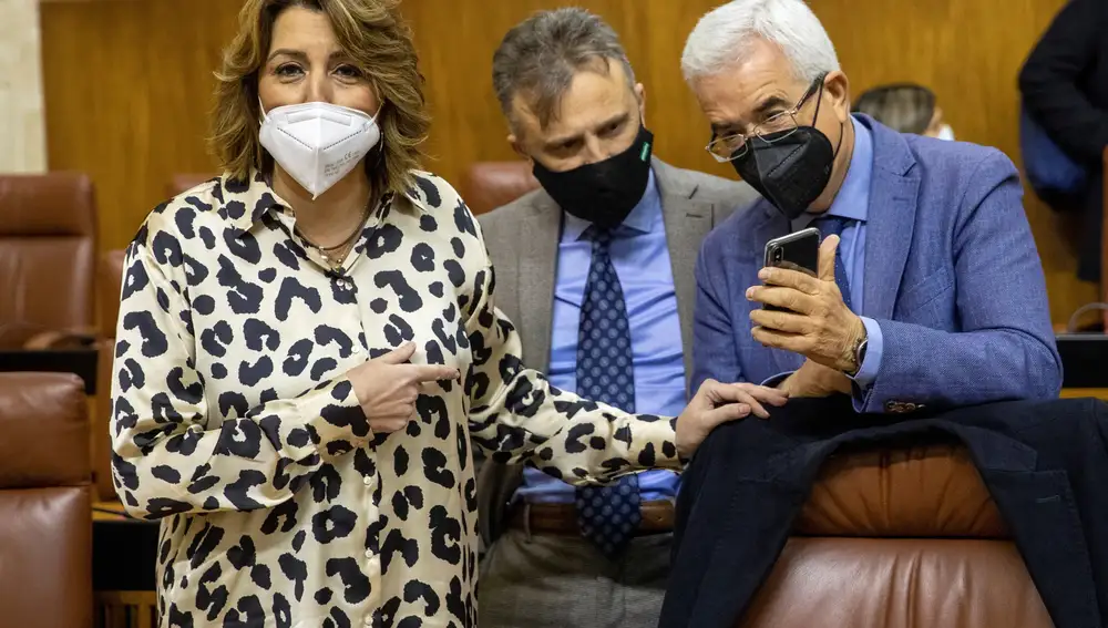 La presidenta del grupo parlamentario socialista y secretaria general del PSOE-A, Susana Díaz (i), junto a los diputados de su grupo José Fiscal (c) y Manuel Jiménez Barrios (d), al inicio de la sesión plenaria extraordinaria en el Parlamento de Andalucía en Sevilla. EFE/Julio Muñoz