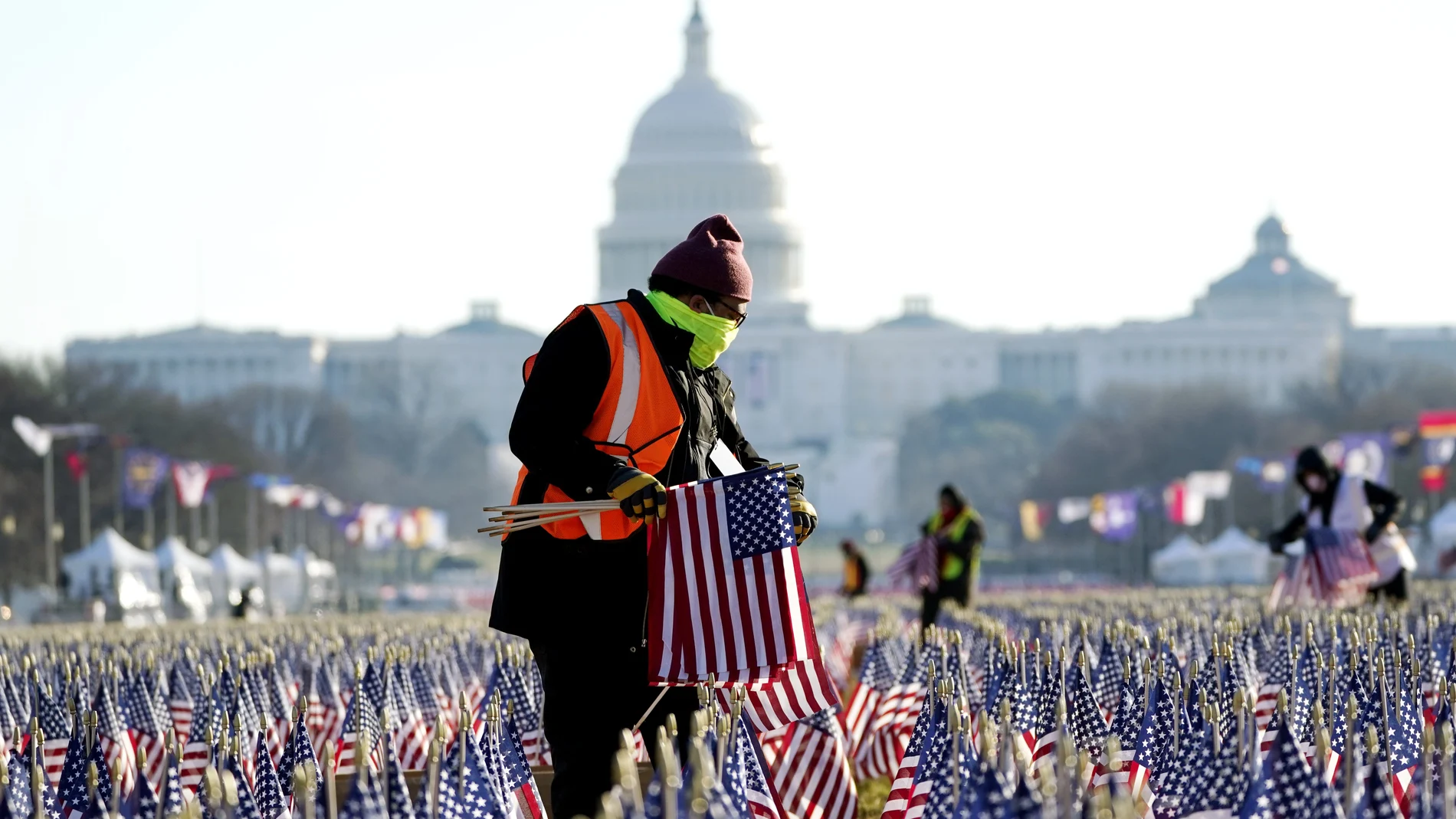 Los trabajadores recogen las 200.000 banderas frente al Capitolio, donde tuvo lugar la investidura del presidente Joe Biden