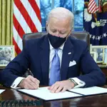 Joe Biden firma las primeras medidas de su mandato ya en su despacho de la Casa Blanca.