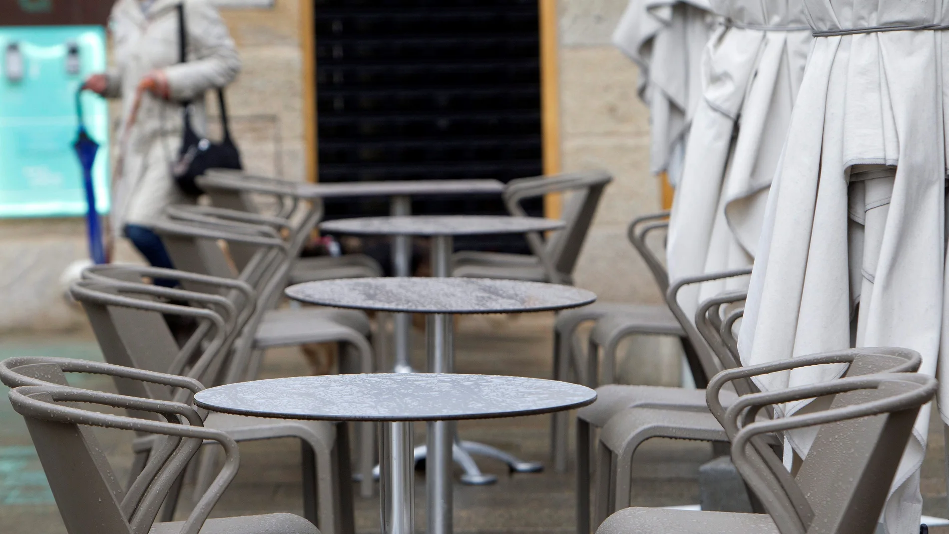 La terraza de un bar vacía en Vigo