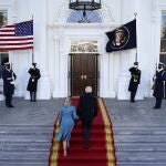 El presidente Joe Biden y la primera dama Jill Biden suben las escaleras del pórtico norte de la Casa Blanca