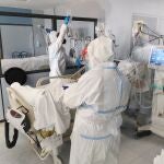 Imagen de archivo de sanitarios atiendiendo a un paciente en la UCI covid del Hospital de Torrecárdenas (Almería)