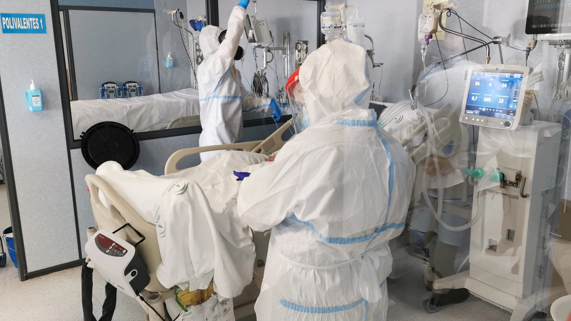 Imagen de archivo de sanitarios atiendiendo a un paciente en la UCI covid del Hospital de Torrecárdenas (Almería)