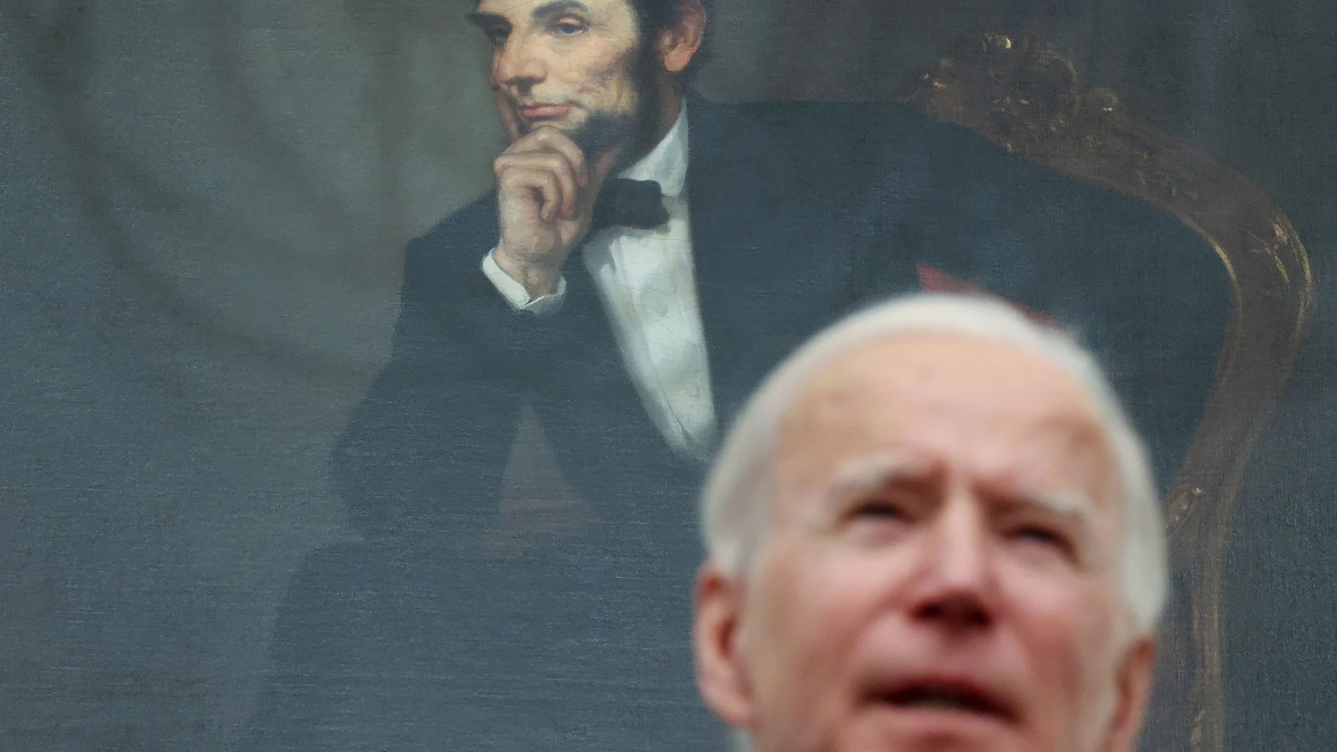 El nuevo presidente de EE UU Joe Biden ante un retrato de Abraham Lincoln, uno de los cambios de decoración que ha introducido en la Casa Blanca