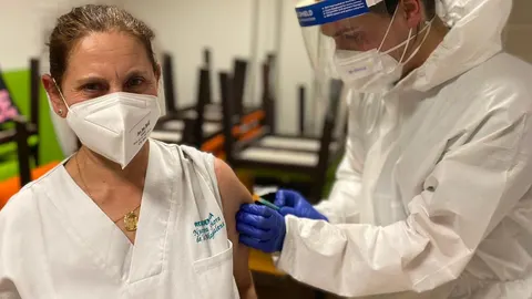 Una de las trabajadoras de la Residencia Nuestra Señora de la Magdalena gestionada por Clece, durante el proceso de vacunación contra la COVID-19