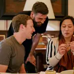 El presidente de Facebook , Mark Zuckerberg, acompañado de su mujer Priscilla Chan, y de Gérard Piqué