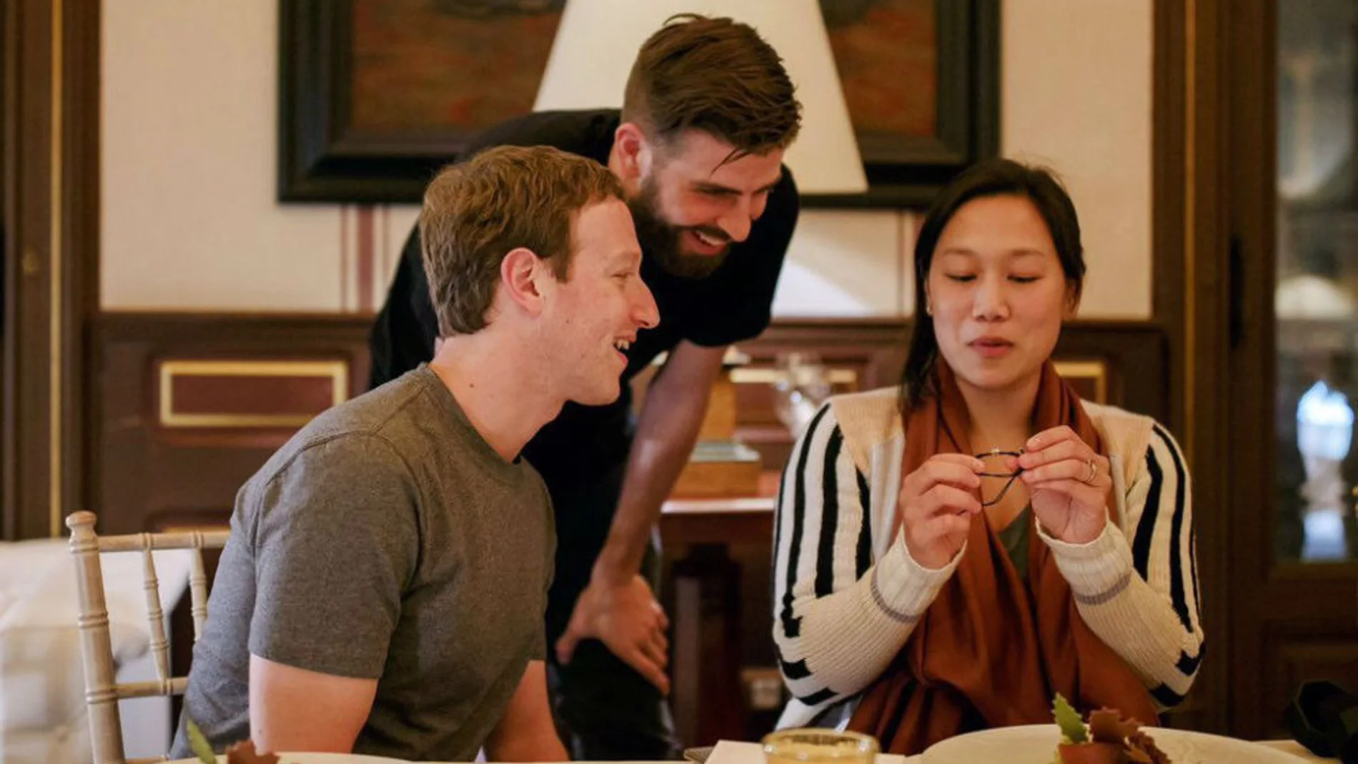 El presidente de Facebook , Mark Zuckerberg, acompañado de su mujer Priscilla Chan, y de Gérard Piqué
