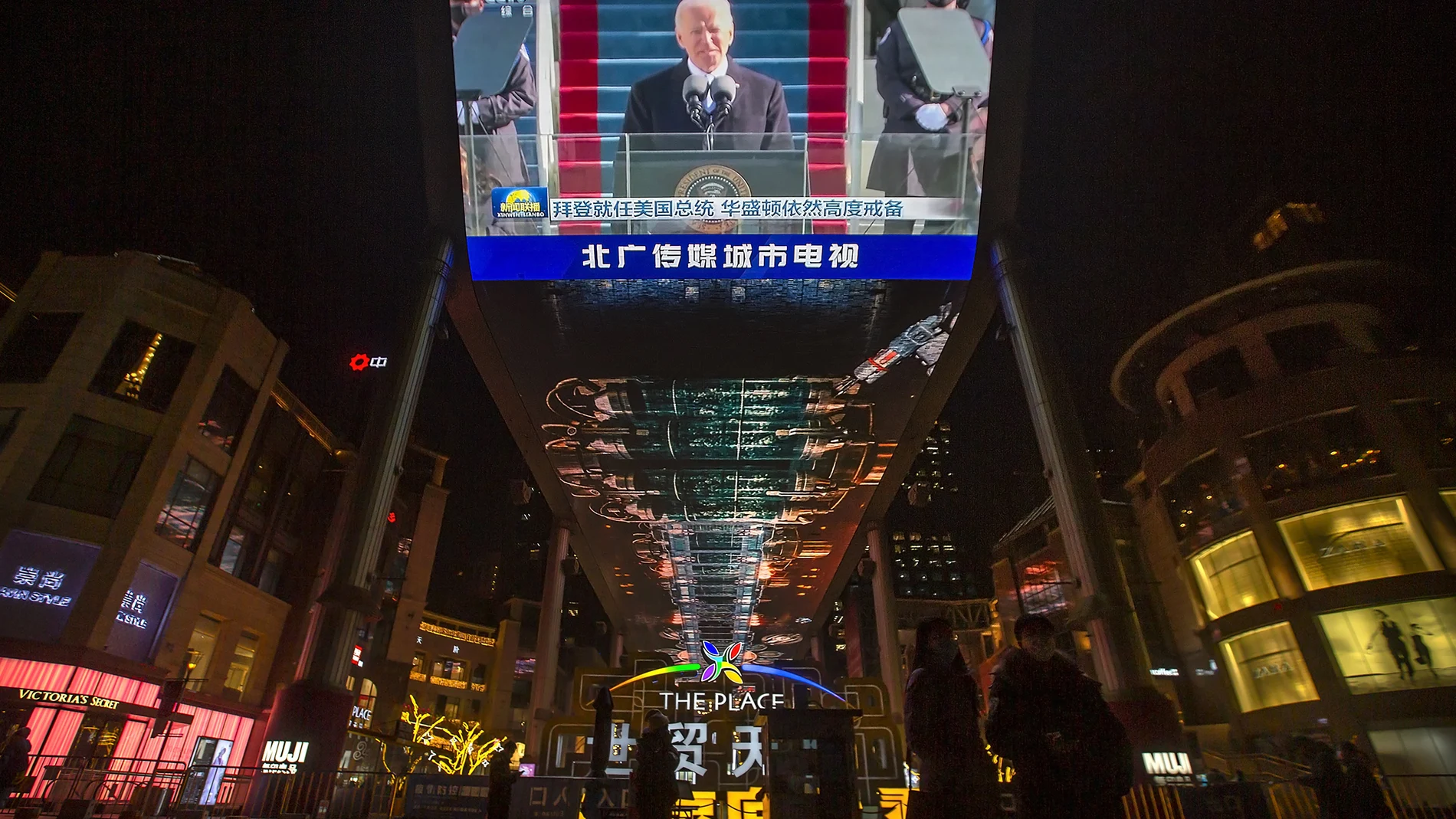 La investidura de Joe Biden retransmitida en un centro comercial de Pekín
