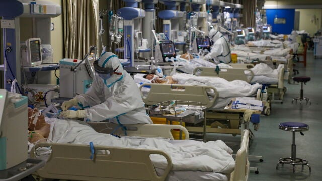 Profesionales sanitarios trabajan en una unidad de cuidados intensivos aislada de un hospital en Wuhan (China)