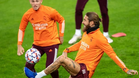 Sergio Ramos, en un entrenamiento con Odegaard
